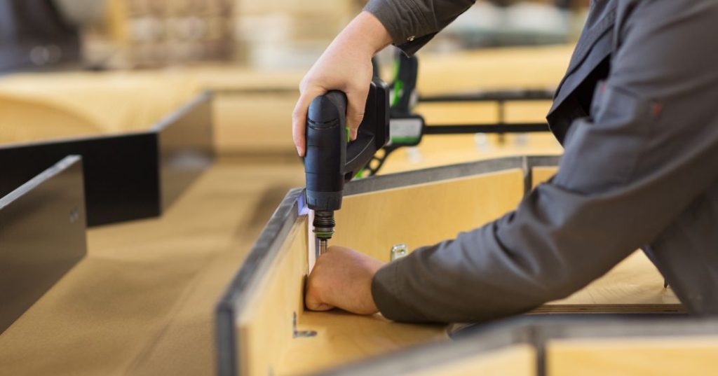 Como Montar Guarda-Roupa em Campinas: 5 Passos e Dicas capa montador de moveis em Campinas